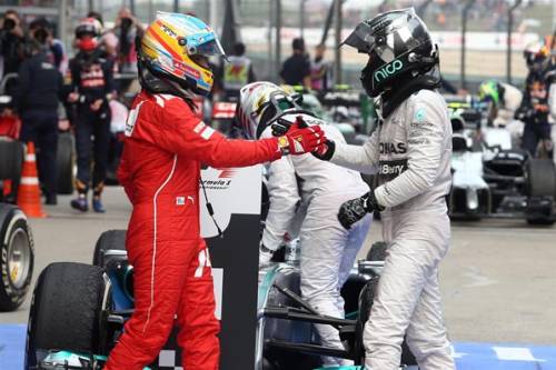 Alonso, al termine del Gp, si complimenta con Rosberg