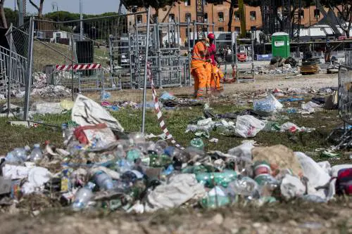 Il Circo Massimo dopo il concerto sembra una discarica