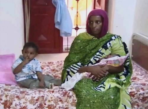 Meriam Ibrahim con i figli in un fermo-immagine tratto da un video