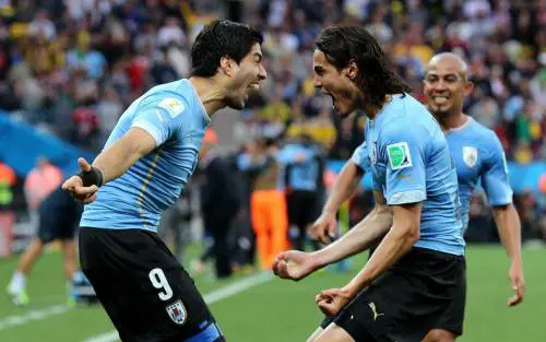 Luis Suarez ed Edinson Cavani esultano dopo l'1-0 contro l'Inghilterra