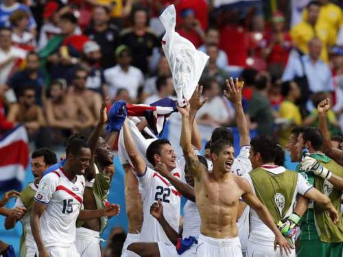 Costaricani in festa dopo il match con gli Azzurri