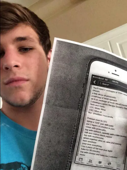 La mamma non sa fare lo screenshot e fotocopia il cellulare