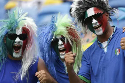 Tifosi (vip e non) sugli spalti 