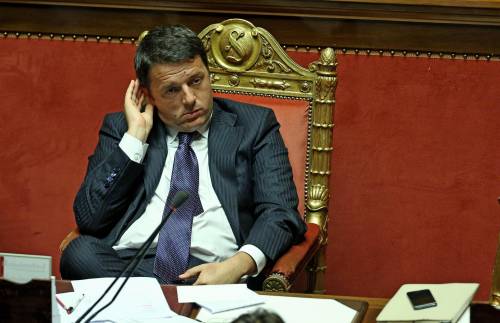 Lo show di Renzi in Aula: morde pure l'iPhone