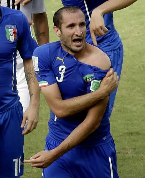 Il morso di Suarez a Chiellini