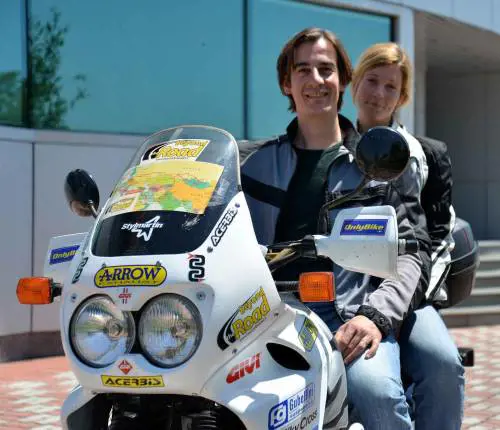 In moto per 23mila chilometri sulle tracce di Gengis KhanSabato due giovani partono da Como per la Mongolia