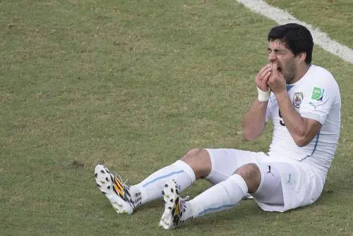 Il morso di Suarez e lo schiaffo sui marò