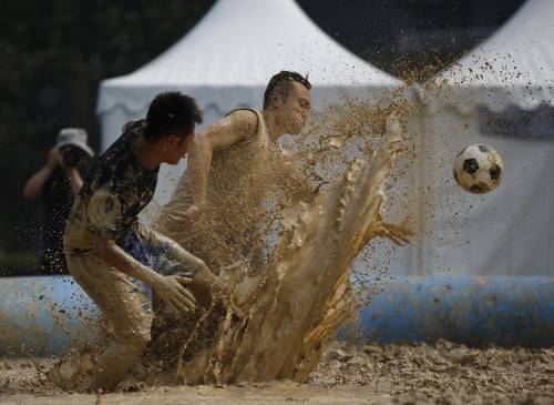 Quattro calci al pallone nel fango a Pechino