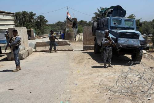 Uomini della polizia irachena a guardia di un posto di blocco a Taiji