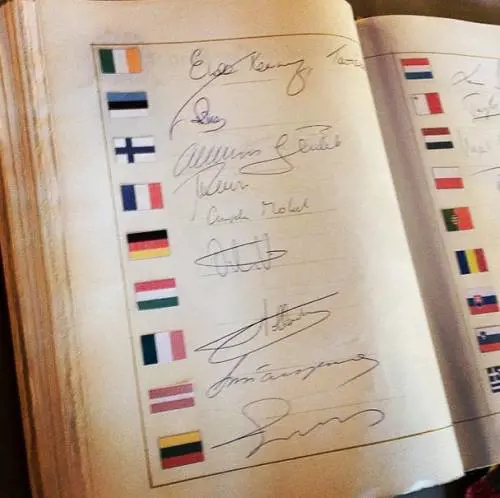 Renzi e Hollande cambiano bandiera