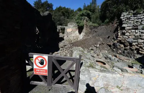 Triangolo sessuale tra gli scavi di Pompei: fermati tre giovani