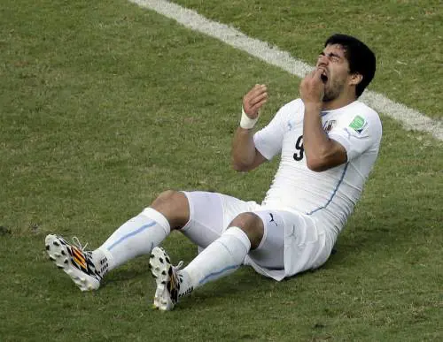 Suarez trattato come un criminale dalla FIFA