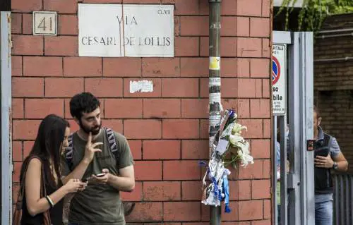 Fiori per Ciro Esposito all'ingresso dell'obitorio del Veterano