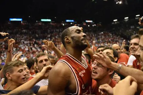 Armani sfila lo scudetto a Siena L'Olimpia degli ex ora è regina