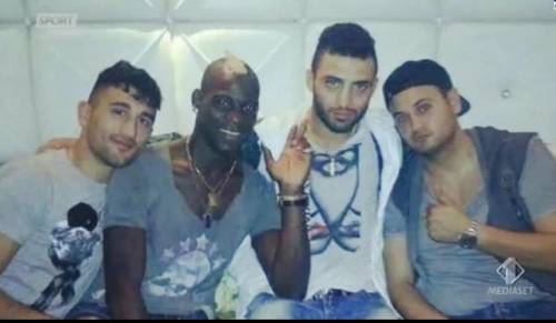Mario Balotelli in discoteca a Erbusco con gli amici