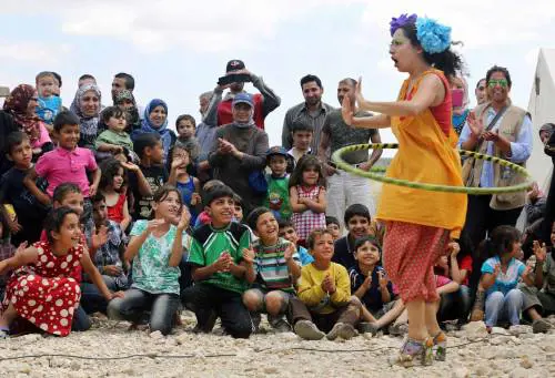 Uno show di "Clown senza frontiere" per i rifugiati del campo libanese di Chtoura
