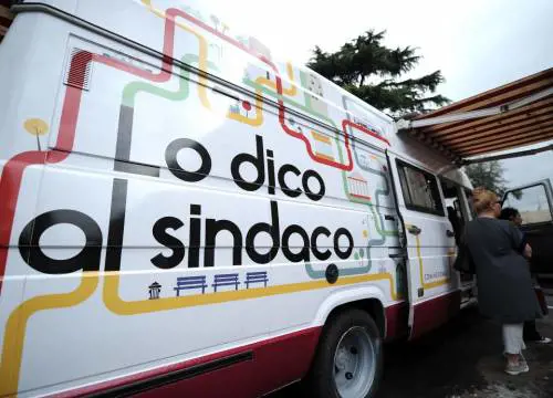 Il sindaco Marino in centro col camper: "Ma è un Euro 1"