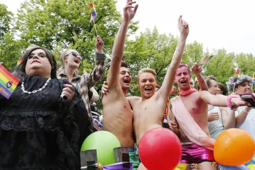 Diritti civili dei gay, l'apertura del Cav apre il dibattito in FI