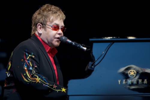 Nozze gay, Elton John provoca:  "Gesù sarebbe stato favorevole"