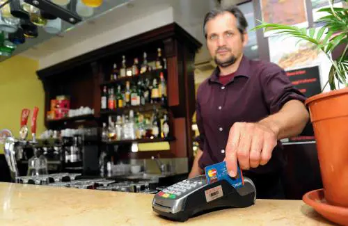Il Pos obbligatorio? Un flop. Meno del 50% dei negozi è in regola con la norma