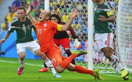 Una caduta di Robben nel corso del match con i Messicani