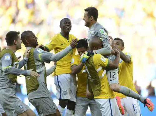 Julio Cesar in trionfo dopo l'impresa con il Cile
