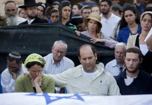 Avi e Rachel Fraenkel al funerale del figlio Naftali