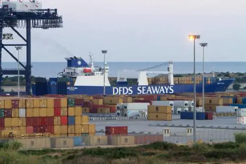 La nave danese Ark Futura nel porto di Gioia Tauro