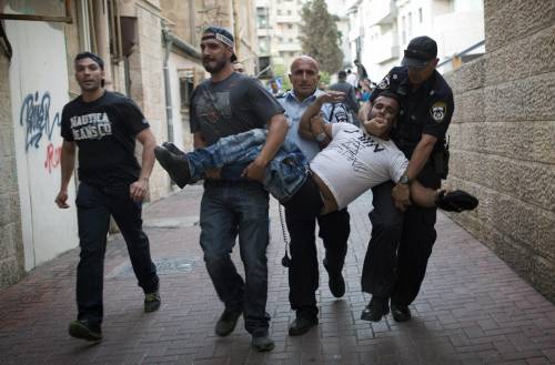 La polizia israeliana allontana un manifestante di estrema destra durante tafferugli a Gerusalemme