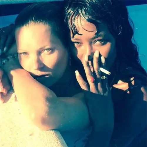 Kate e Naomi, sexy in piscina