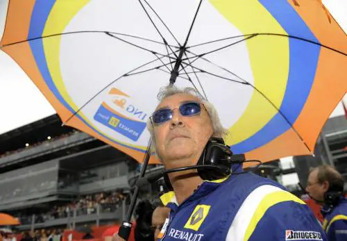 Migranti, Briatore a Morandi: "Non so quante camere hai, meglio una soluzione globale"