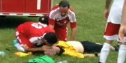 L'arbitro lo espelle, lui gli tira un pugno e lo uccide