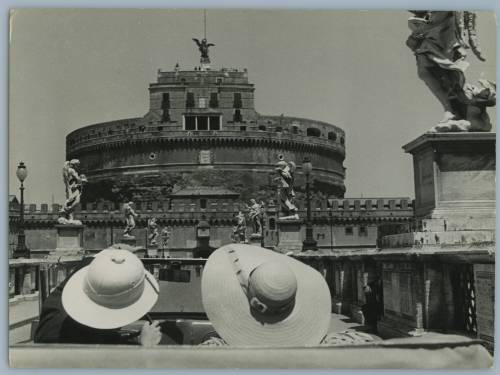 Turisti a Castel Sant'Angelo a Roma negli anni Quaranta - Centro documentazione Tci