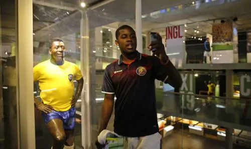 Costarica-Olanda, Pinto carica i ticos portandoli al museo di Pelè