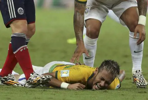 Grave infortunio per Neymar nella partita del Brasile con la Colombia