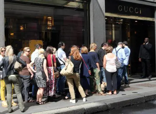 Saldi, nudi per avere il super sconto