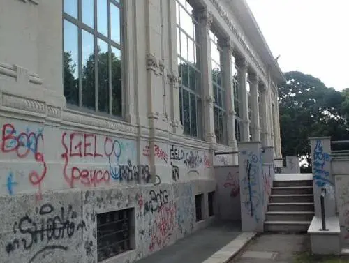 Palazzina Liberty, ecco lo scempio ABBANDONO Nella struttura concerti e letture. Ma il Comune perché non interviene?