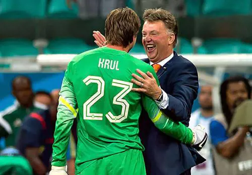  Tim Krul, portierone del Newcastle (un armadio alto quasi due metri) riceve i complimenti di Louis van Gall