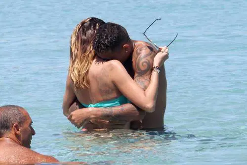 Satta e Boateng: coccole e baci al mare