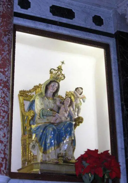 La Madonna costretta all’inchino davanti al boss