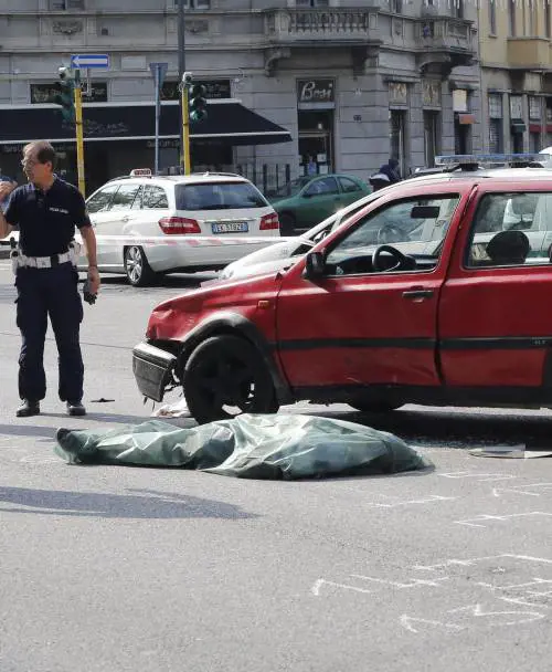 Manovra improvvisa dell'auto: il motociclista muore sul colpoLa vittima è un 47enne Sotto choc la conducente