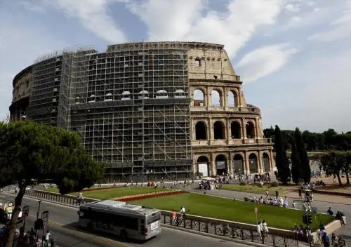 Color ocra e miele Il Colosseo si ritinge d'antico