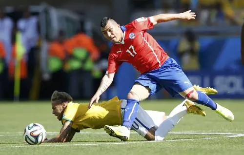 Medel in azione contro Neymar