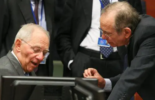 Wolfgang Schaeuble discute con Pier Carlo Padoan