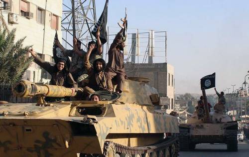 Miliziani dello Stato Islamico in parata per le strade di Raqqa, in Siria