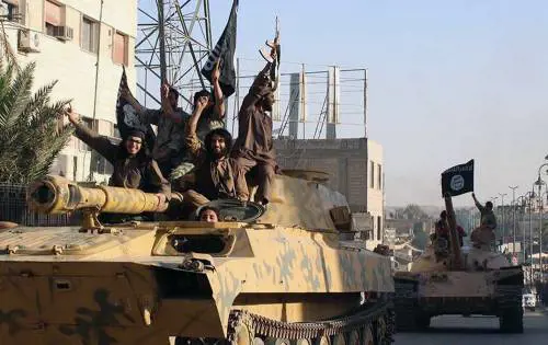 Miliziani dello Stato Islamico in parata per le strade di Raqqa, in Siria