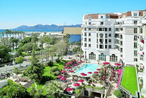 Cannes, la notte a naso in su per i giochi di luce più belli