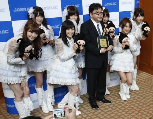 Le AKB48 con il loro produttore