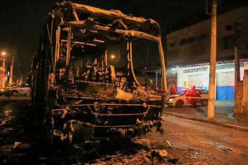 Uno dei bus dato alle fiamme dopo la semifinale di ieri