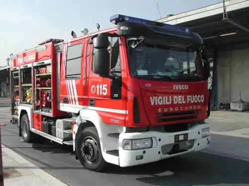 Danno fuoco ai rifiuti e bruciano un clochard